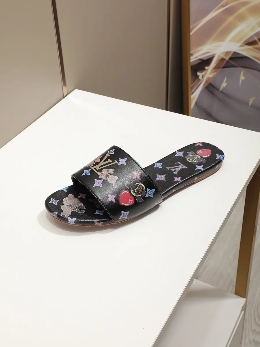 👟👟Ex-factory price 320👟👟 LV’s new flat-low flip-flops, 5D printed jade rabbit pattern, cowhide surface and sheepskin lining, genuine leather bottom imported from Italy, size 35-41